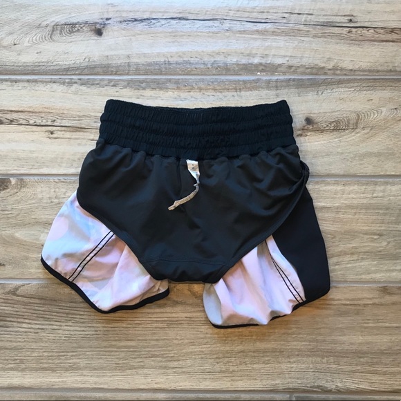 Lululemon Tracker Shorts - Secret Garden, Sz 4 - Picture 3 of 7
